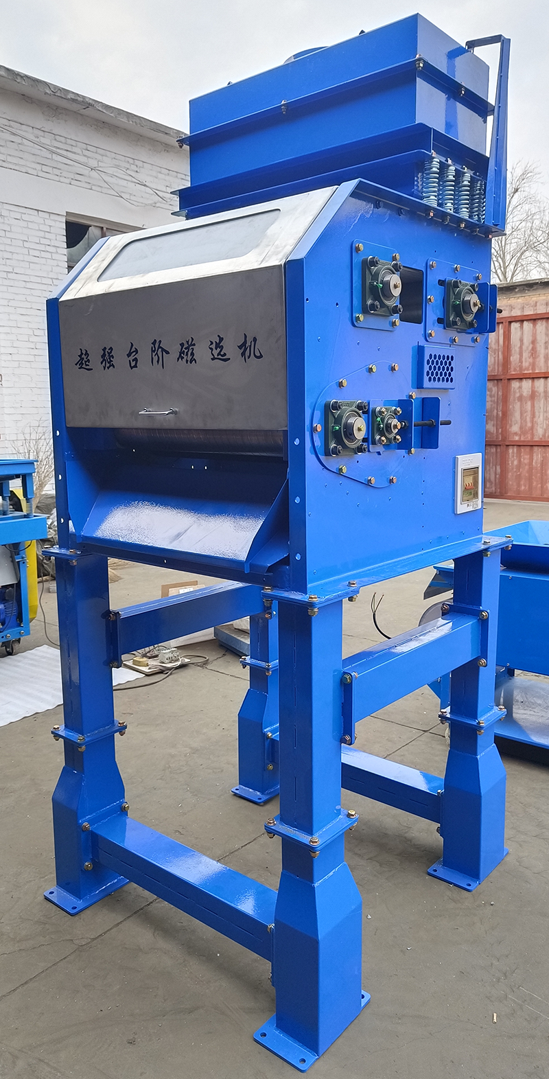 12.16单筒B型中磁磁选机一台 皮带裸辊磁选机两台 塑料破碎除铁磁选机一台